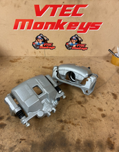 Load image into Gallery viewer, Refurbished Honda Civic Type R Ep3 Front Calipers and Carriers
